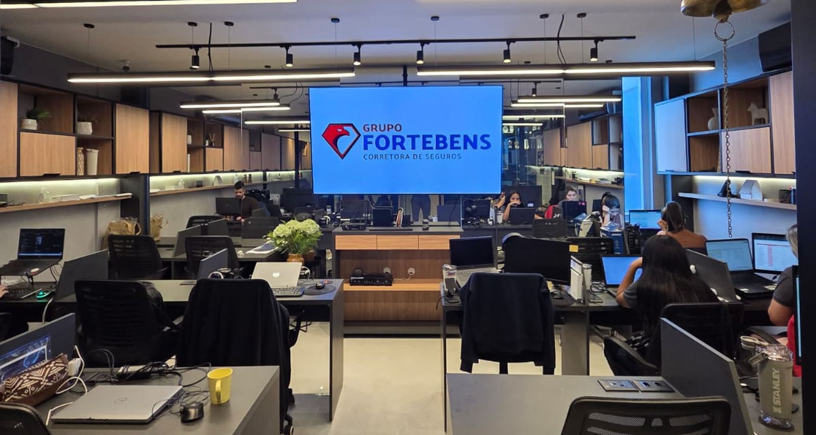 Equipe do Grupo Fortebens trabalhando no escritório da matriz, no Rio de Janeiro